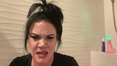 Snapshot of ravenrayyy chatting on May 2026 02:51:02 AM Raven Ray online show from May 2026 02:51:02 AM