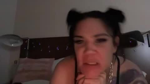 Snapshot of ravenrayyy chatting on May 2026 09:27:02 AM Raven Ray online show from May 2026 09:27:02 AM