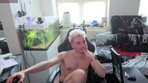 Snapshot of rayzel31 chatting on April 2026 03:24:02 PM Rayzel online show from April 2026 03:24:02 PM