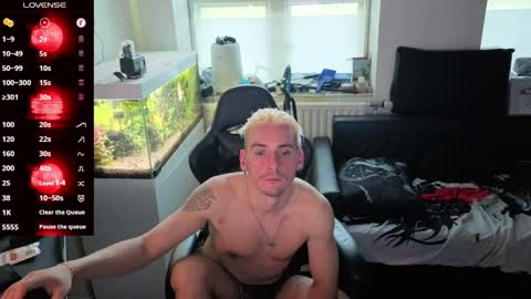 Snapshot of rayzel_white chatting on April 2026 06:38:01 PM Rayzel White online show from April 2026 06:38:01 PM