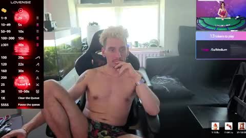 Snapshot of rayzel_white chatting on June 2026 12:02:01 PM Rayzel White online show from June 2026 12:02:01 PM