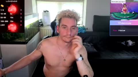 Snapshot of rayzel_white chatting on July 2026 01:17:01 PM Rayzel White online show from July 2026 01:17:01 PM