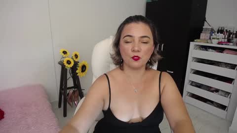 Snapshot of rebeca_milf chatting on December 2024 02:02:02 AM REBECA online show from December 2024 02:02:02 AM