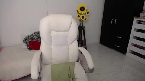 Snapshot of rebeca_milf chatting on January 2025 02:04:01 AM REBECA online show from January 2025 02:04:01 AM