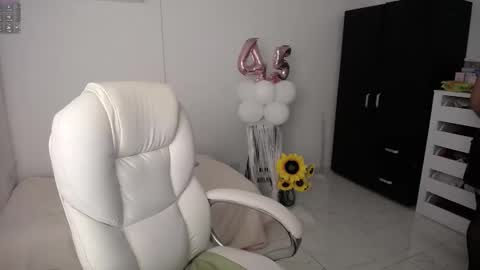 Snapshot of rebeca_milf chatting on January 2025 11:23:01 PM REBECA online show from January 2025 11:23:01 PM