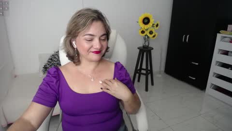 Snapshot of rebeca_milf chatting on February 2025 11:06:01 PM REBECA online show from February 2025 11:06:01 PM