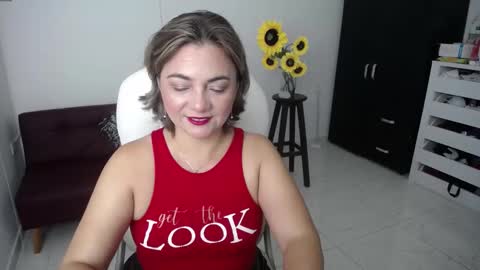 Snapshot of rebeca_milf chatting on February 2025 10:39:01 AM REBECA online show from February 2025 10:39:01 AM