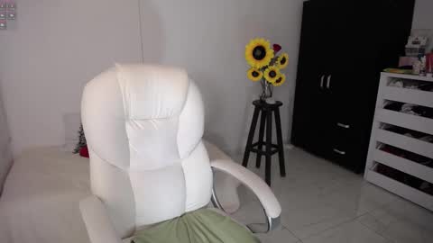 Snapshot of rebeca_milf chatting on March 2025 12:31:02 AM REBECA online show from March 2025 12:31:02 AM