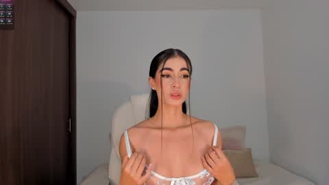 Snapshot of rebeccabaxter chatting on January 2025 01:44:01 AM Rebecca online show from January 2025 01:44:01 AM