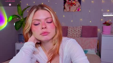 Snapshot of red__candy chatting on April 2026 01:16:01 PM red__candy online show from April 2026 01:16:01 PM