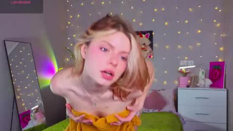 Snapshot of red__candy chatting on April 2026 01:24:01 PM red__candy online show from April 2026 01:24:01 PM