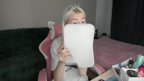 Erika online show from November 2025 06:36:02 AM