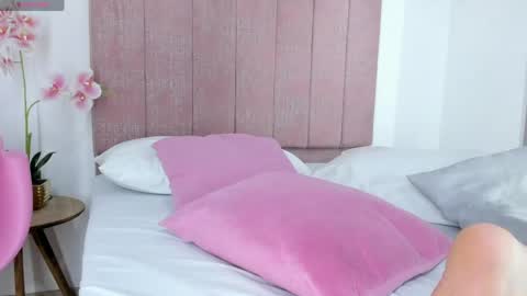 Snapshot of reikaminato chatting on April 2026 03:57:01 AM Reika online show from April 2026 03:57:01 AM