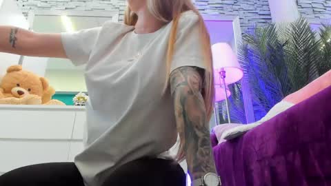 Snapshot of reina_cummings chatting on May 2026 05:47:01 AM reina cummings online show from May 2026 05:47:01 AM