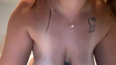 Snapshot of renimoonxo chatting on June 2026 10:25:01 AM renimoonxo online show from June 2026 10:25:01 AM