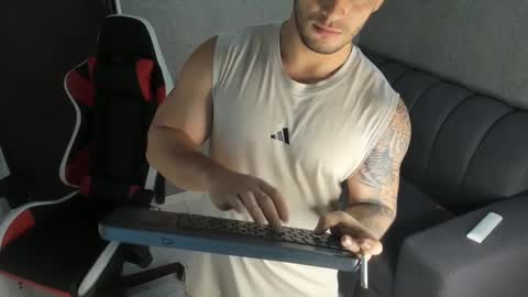 ricardogonzalez666 online show from February 2025 05:19:02 PM