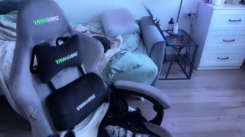   DianaBrite            fansl y online show from February 2025 12:28:01 PM