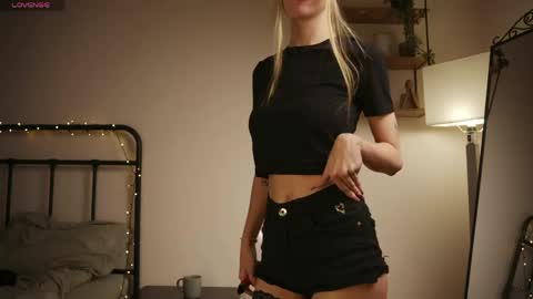 Snapshot of riri_kikki chatting on April 2026 04:12:01 PM DARIA online show from April 2026 04:12:01 PM