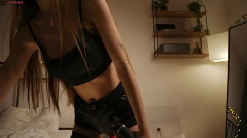 Snapshot of riri_kikki chatting on April 2026 04:11:02 PM DARIA online show from April 2026 04:11:02 PM