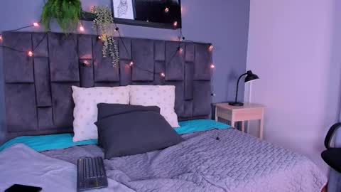 RIRI  online show from November 2025 07:47:01 PM