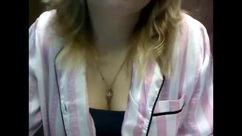 Snapshot of riveramaureen chatting on December 2024 08:22:01 AM RiveraMaureen online show from December 2024 08:22:01 AM