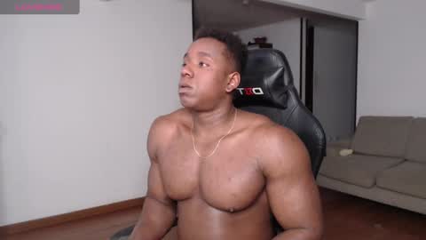 Snapshot of rogger_physique chatting on January 2025 06:06:02 AM Rogger online show from January 2025 06:06:02 AM