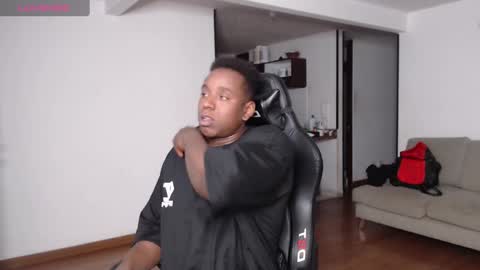 Snapshot of rogger_physique chatting on January 2025 03:43:01 AM Rogger online show from January 2025 03:43:01 AM