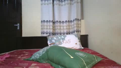 Snapshot of romantic2u4 chatting on December 2025 08:27:02 PM Emma online show from December 2025 08:27:02 PM