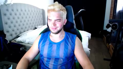 Snapshot of romantic_twunk chatting on October 2025 04:31:02 AM romantic_twunk online show from October 2025 04:31:02 AM