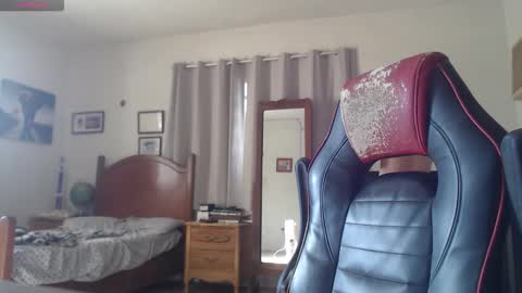 Snapshot of ronnie_dravenn chatting on October 2025 02:23:02 PM online 10pm-1am online show from October 2025 02:23:02 PM