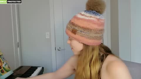 Snapshot of rose77782 chatting on February 2025 08:21:01 PM rose77782 online show from February 2025 08:21:01 PM