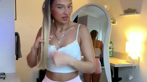 Snapshot of rosebella_ chatting on March 2026 07:47:01 AM Bella online show from March 2026 07:47:01 AM