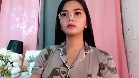 Snapshot of rosella_xx chatting on February 2026 12:15:02 AM TONETH online show from February 2026 12:15:02 AM