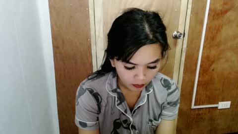 Snapshot of rosella_xx chatting on June 2026 06:48:02 AM TONETH online show from June 2026 06:48:02 AM