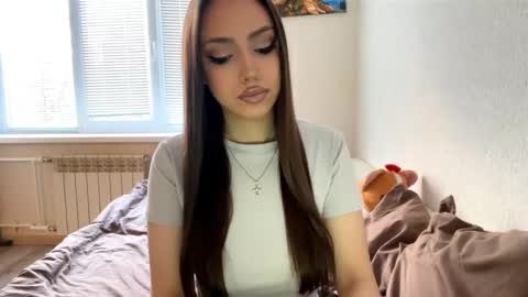 Mimi online show from November 2025 12:18:01 PM