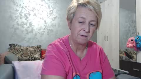 Snapshot of roses_and_lillies chatting on October 2025 03:40:02 PM Lovepinklilly online show from October 2025 03:40:02 PM