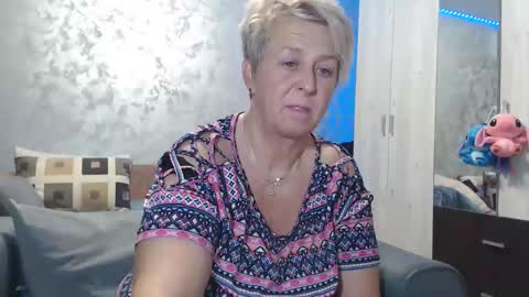 Snapshot of roses_and_lillies chatting on November 2025 06:40:01 PM Lovepinklilly online show from November 2025 06:40:01 PM