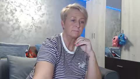 Snapshot of roses_and_lillies chatting on November 2025 06:18:01 PM Lovepinklilly online show from November 2025 06:18:01 PM