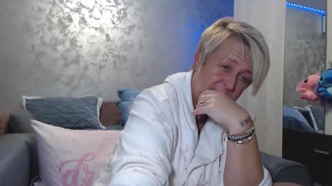 Snapshot of roses_and_lillies chatting on December 2025 05:20:01 PM Lovepinklilly online show from December 2025 05:20:01 PM