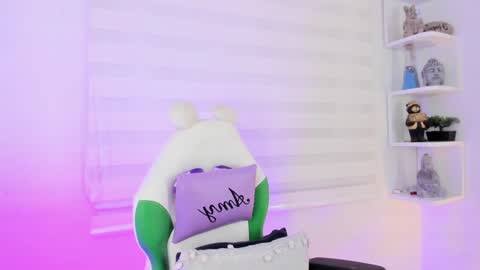 Snapshot of rosse_amyy chatting on January 2025 11:10:01 AM online show from January 2025 11:10:01 AM