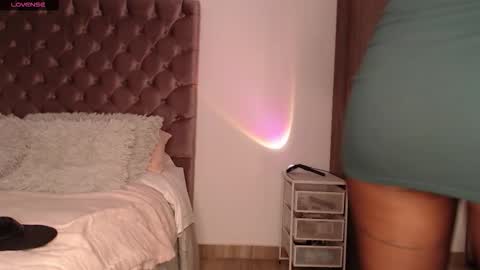 Rouss marie henao  online show from November 2025 03:00:01 PM