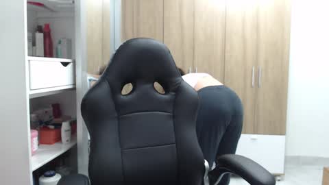 Snapshot of roxanalove7 chatting on February 2025 03:23:01 AM Roxana online show from February 2025 03:23:01 AM