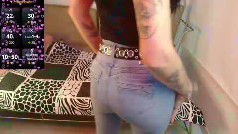 Snapshot of roxanne_vale chatting on April 2026 08:20:01 PM Roxanne online show from April 2026 08:20:01 PM