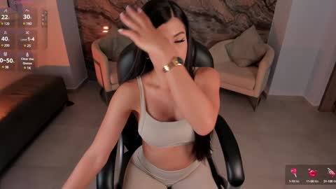 Snapshot of roxannehill_ chatting on January 2025 11:43:02 AM Roxanne Hill online show from January 2025 11:43:02 AM