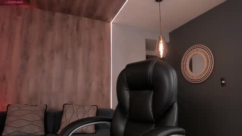 Snapshot of roxannehill_ chatting on December 2025 11:37:01 AM Roxanne Hill online show from December 2025 11:37:01 AM