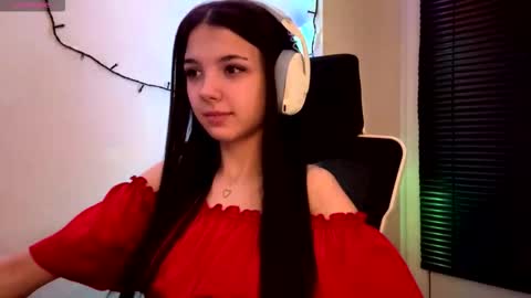 Snapshot of roxiepiurkowski chatting on March 2026 06:14:01 PM Hana online show from March 2026 06:14:01 PM