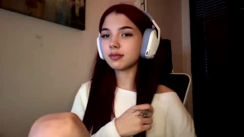 Snapshot of roxiepiurkowski chatting on April 2026 04:12:02 PM Hana online show from April 2026 04:12:02 PM