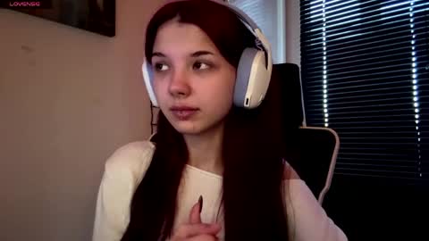 Snapshot of roxiepiurkowski chatting on April 2026 03:16:01 PM Hana online show from April 2026 03:16:01 PM