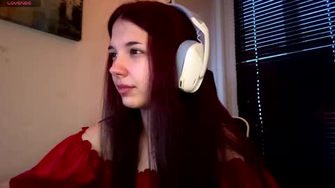 Snapshot of roxiepiurkowski chatting on April 2026 03:27:02 PM Hana online show from April 2026 03:27:02 PM
