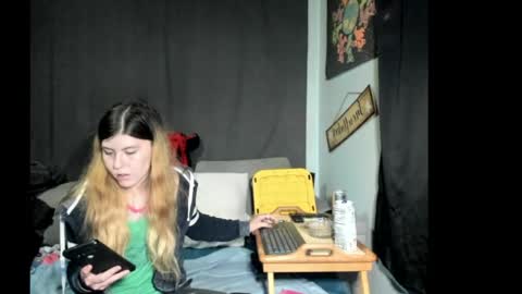Snapshot of roxihazeleyes chatting on May 2026 02:42:01 AM roxihazeleyes online show from May 2026 02:42:01 AM